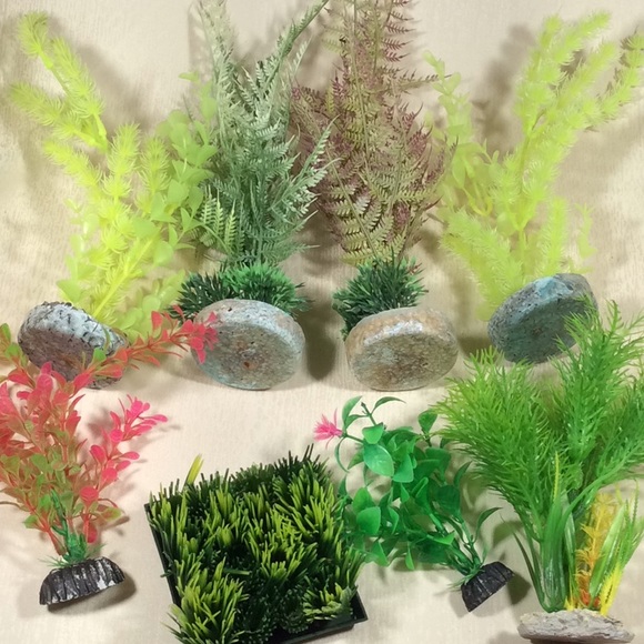 Assortment of 8 Fish tank Plant Decorations - Picture 3 of 10